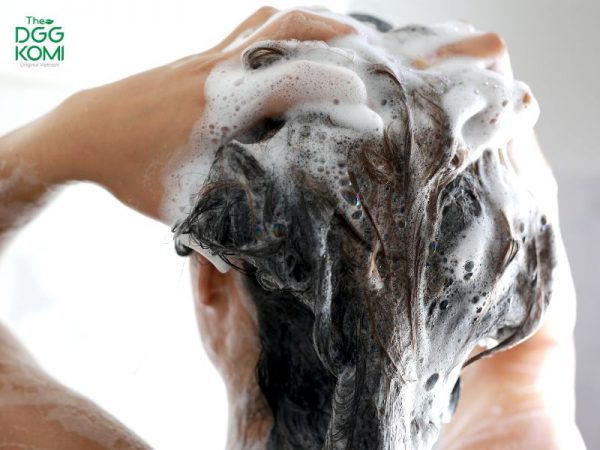 Sử dụng dầu xả và dầu dưỡng tóc để duy trì độ ẩm